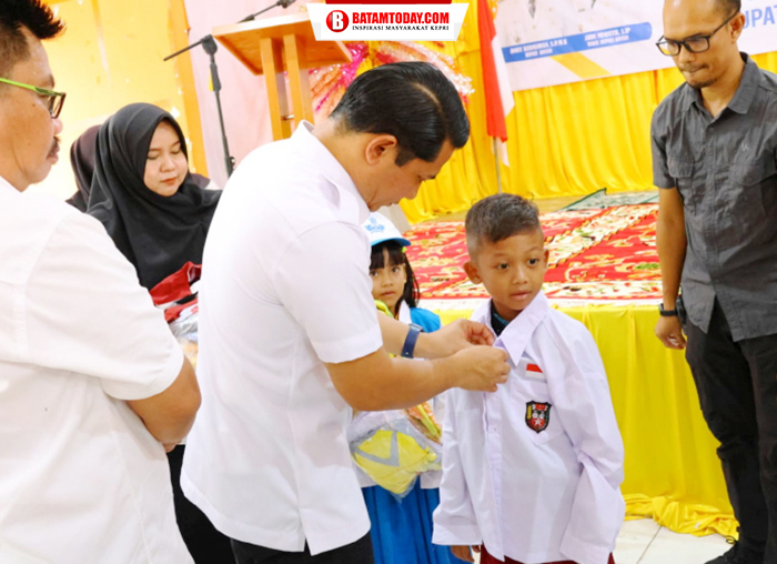 Wakil Bupati Bintan, Ahdi Muqsith saat memasang baju seragam secara simbolis